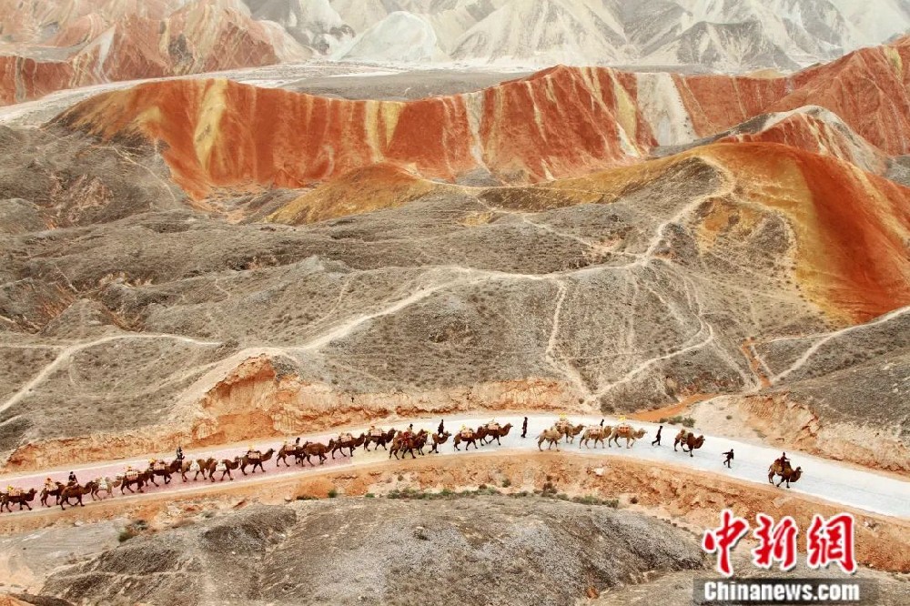 仿古驼队重走丝绸之路途经张掖丹霞地质公园