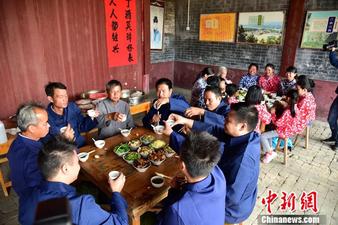 广东河源，客家人使用四方桌，俗称“八仙桌”
