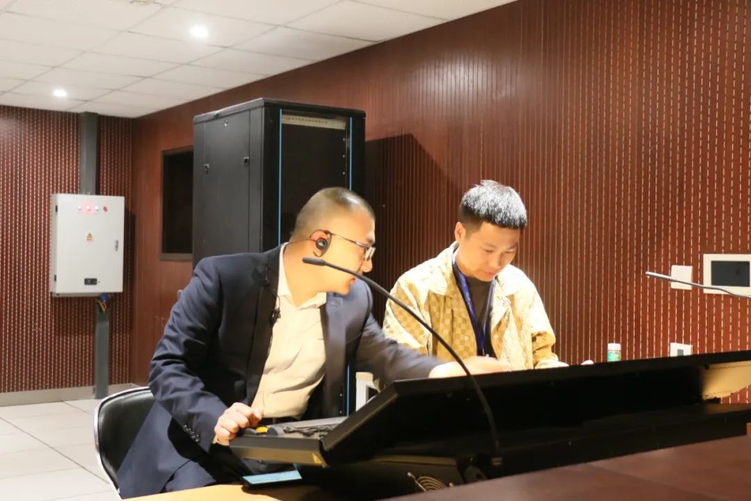 敦煌大剧院幕后工作人员