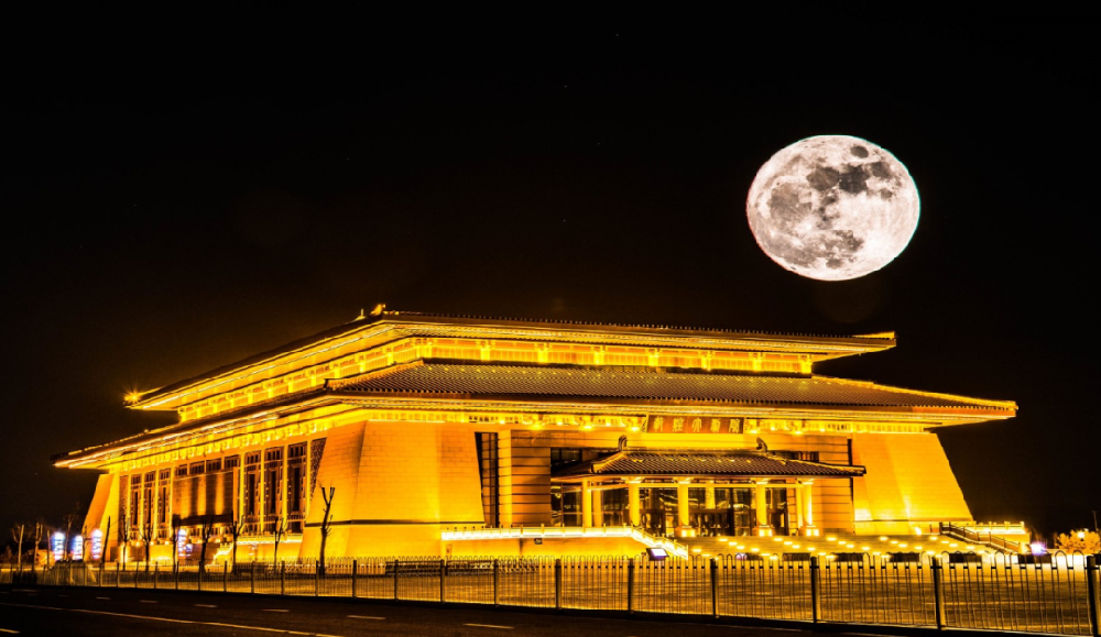敦煌大剧院夜晚外景