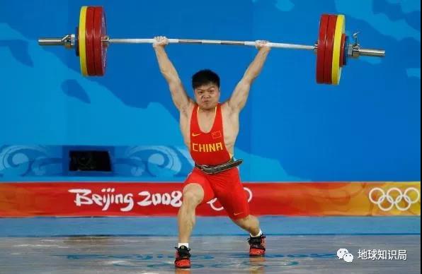 中国现代举重名将龙清泉